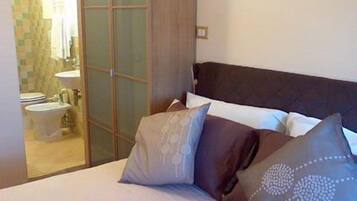 Habitación doble clásica de uso individual, 1 cama King size | Ropa de cama de alta calidad, camas con efecto memoria y insonorización