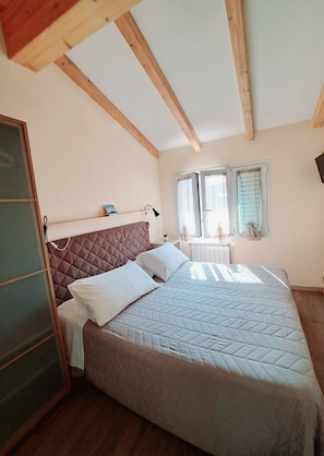 Premium bedding, memory-foam beds, soundproofing, free WiFi - B&B Burlamacco Gold (Viareggio)