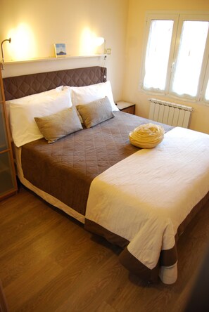 Premium bedding, memory-foam beds, soundproofing, free WiFi - B&B Burlamacco Gold (Viareggio)