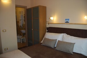 Premium bedding, memory-foam beds, soundproofing, free WiFi - B&B Burlamacco Gold (Viareggio)