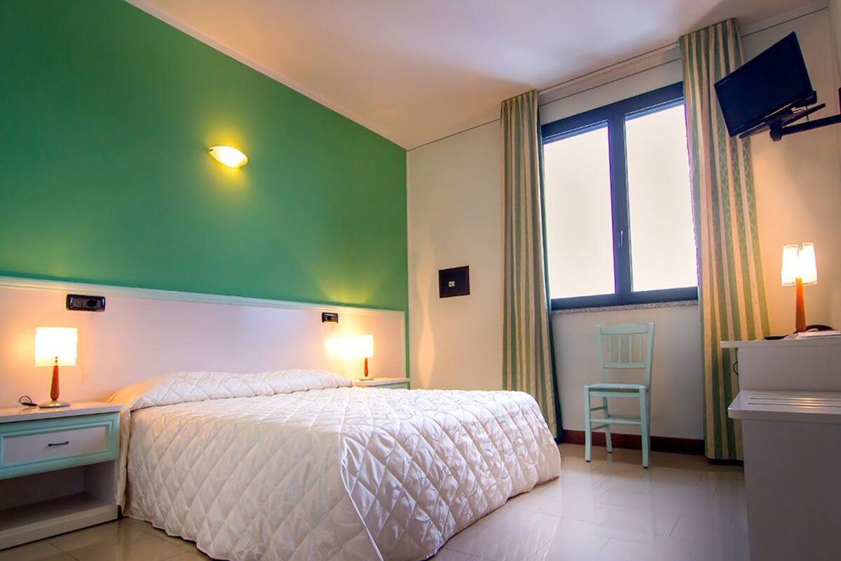 Double Room, 1 Queen Bed