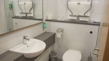 Separate bathtub and shower, hydromassage showerhead, free toiletries