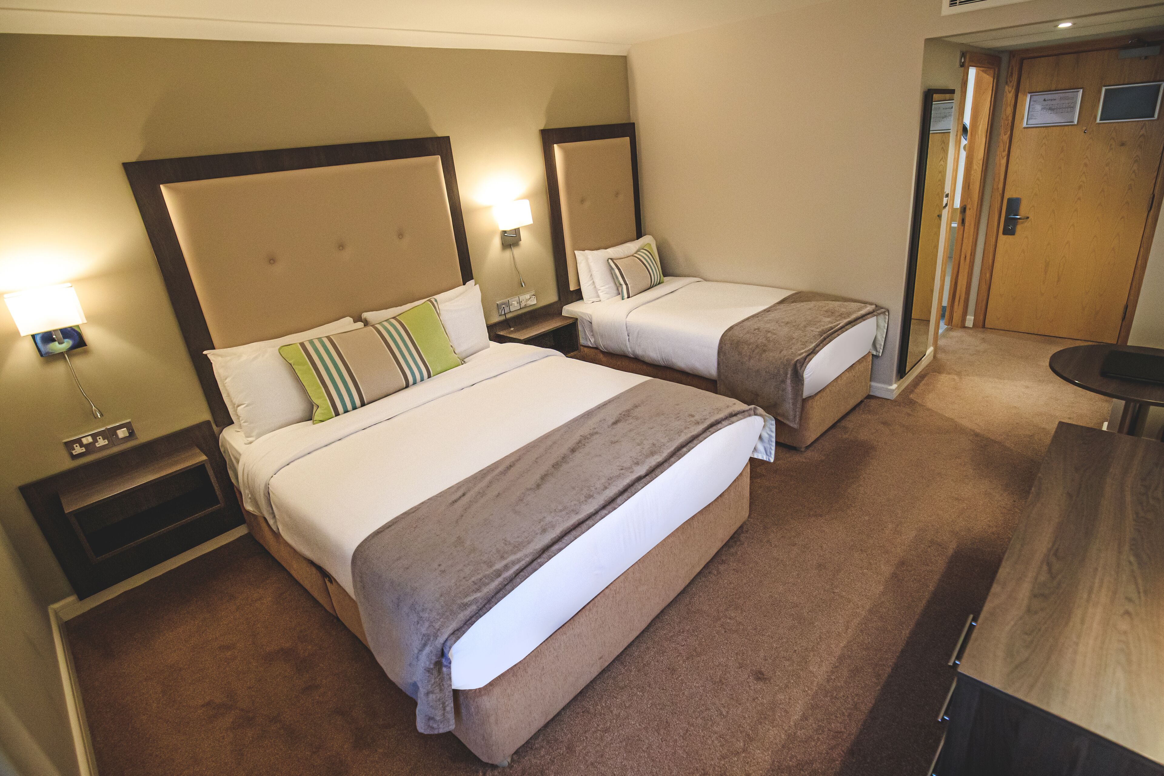 deluxe twin room, 1 bedroom | 1 bedroom, in-room safe, desk, bed sheets