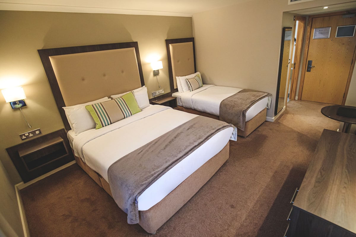 deluxe twin room, 1 bedroom | 1 bedroom, in-room safe, desk, bed sheets