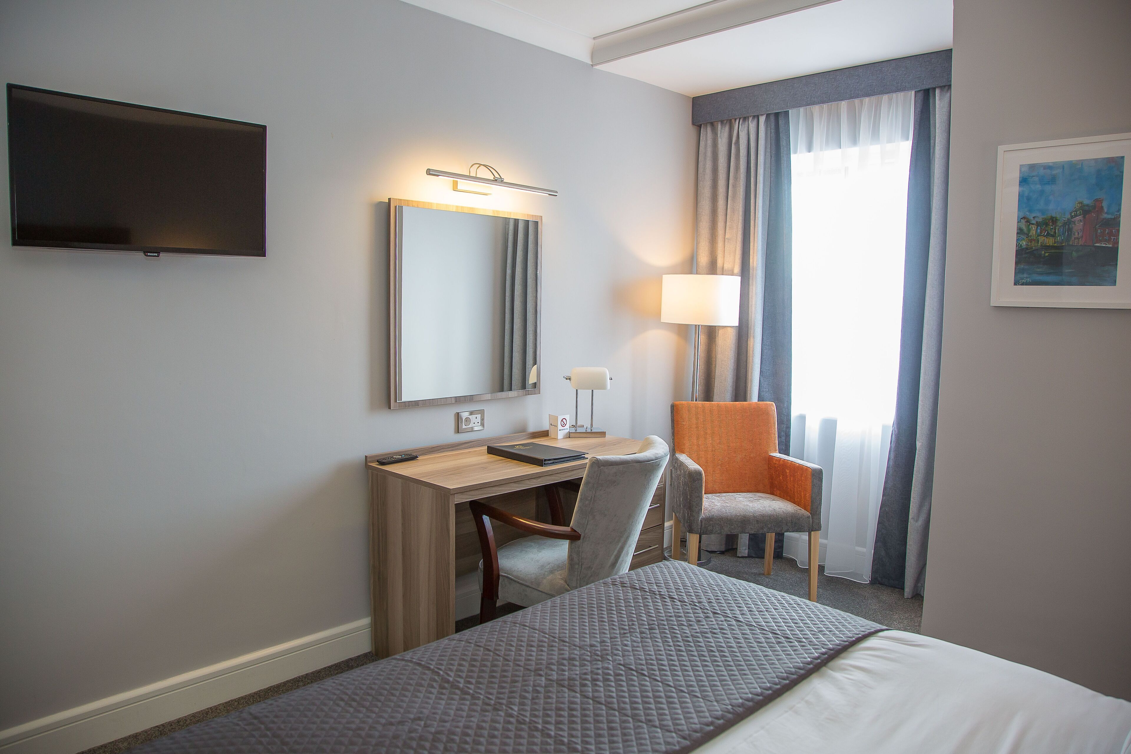 deluxe double room | 1 bedroom, in-room safe, desk, bed sheets
