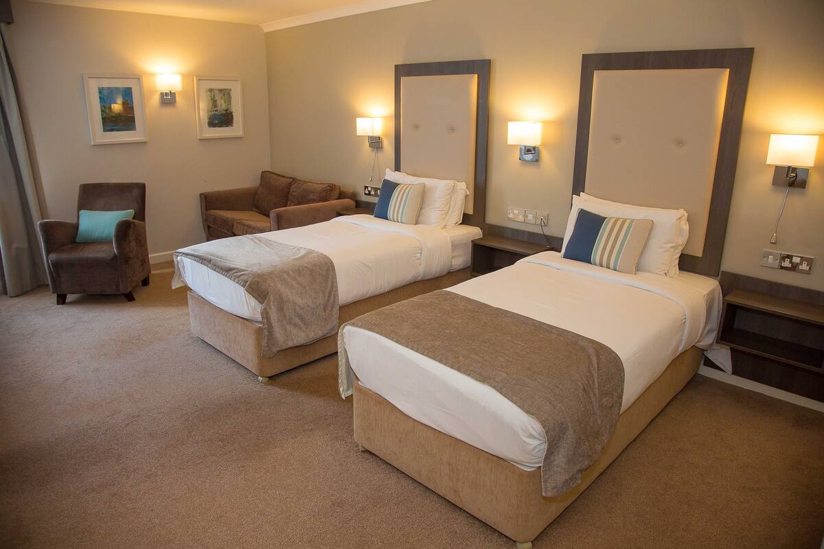 In-room safe, desk, bed sheets