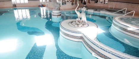 Piscine intérieure, chaises longues