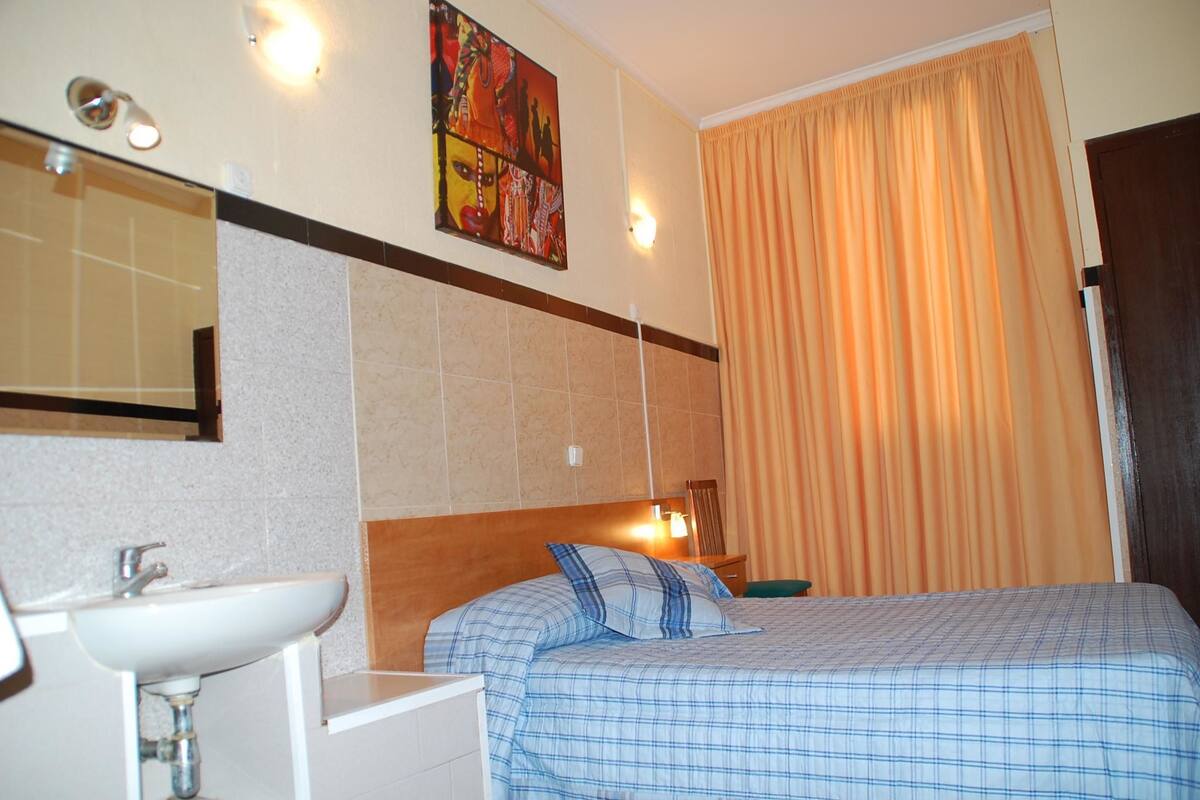 Double Room, Shared Bathroom | Langsir/tirai gelap terus, Wi-fi percuma 