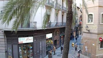 Vista de calle con un edificio identificado como 'Limonas' y otro con 'Energía Eléctrica Aluma S.A.'
