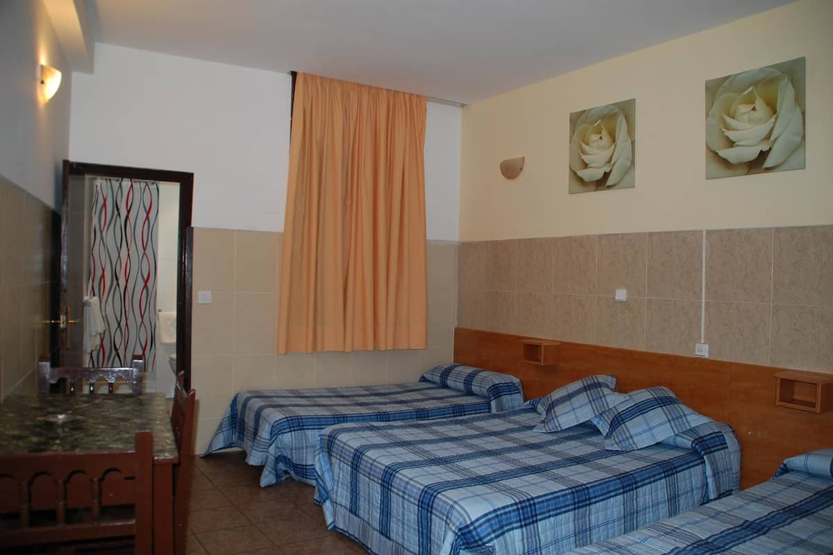 Chambre Triple | Rideaux occultants, Wi-Fi gratuit
