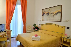 Minibar, in-room safe, desk, blackout curtains - Hotel Vasari (Florence)