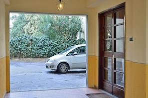 Parking sans voiturier (25 EUR par jour)