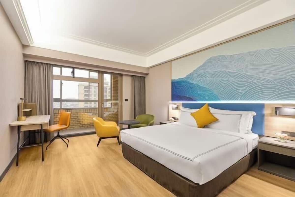 Minibar, in-room safe, desk, laptop workspace