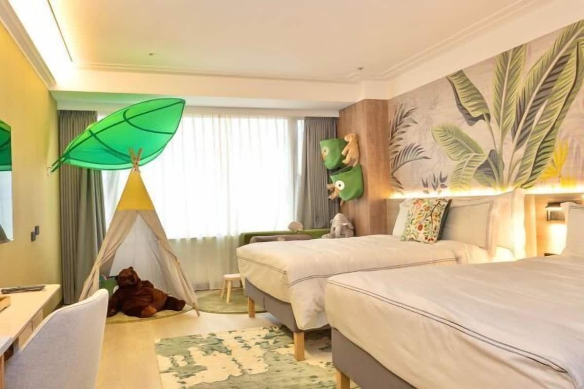 Minibar, in-room safe, desk, laptop workspace