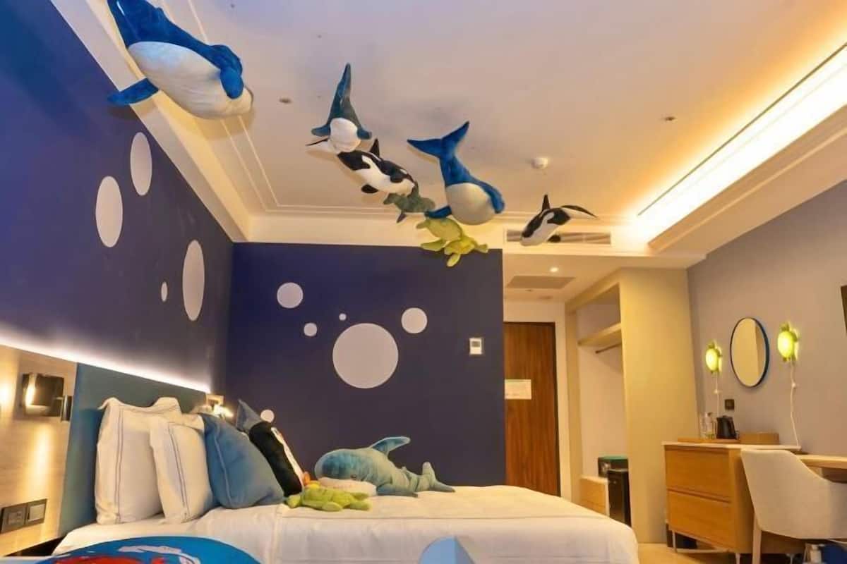 Minibar, in-room safe, desk, laptop workspace