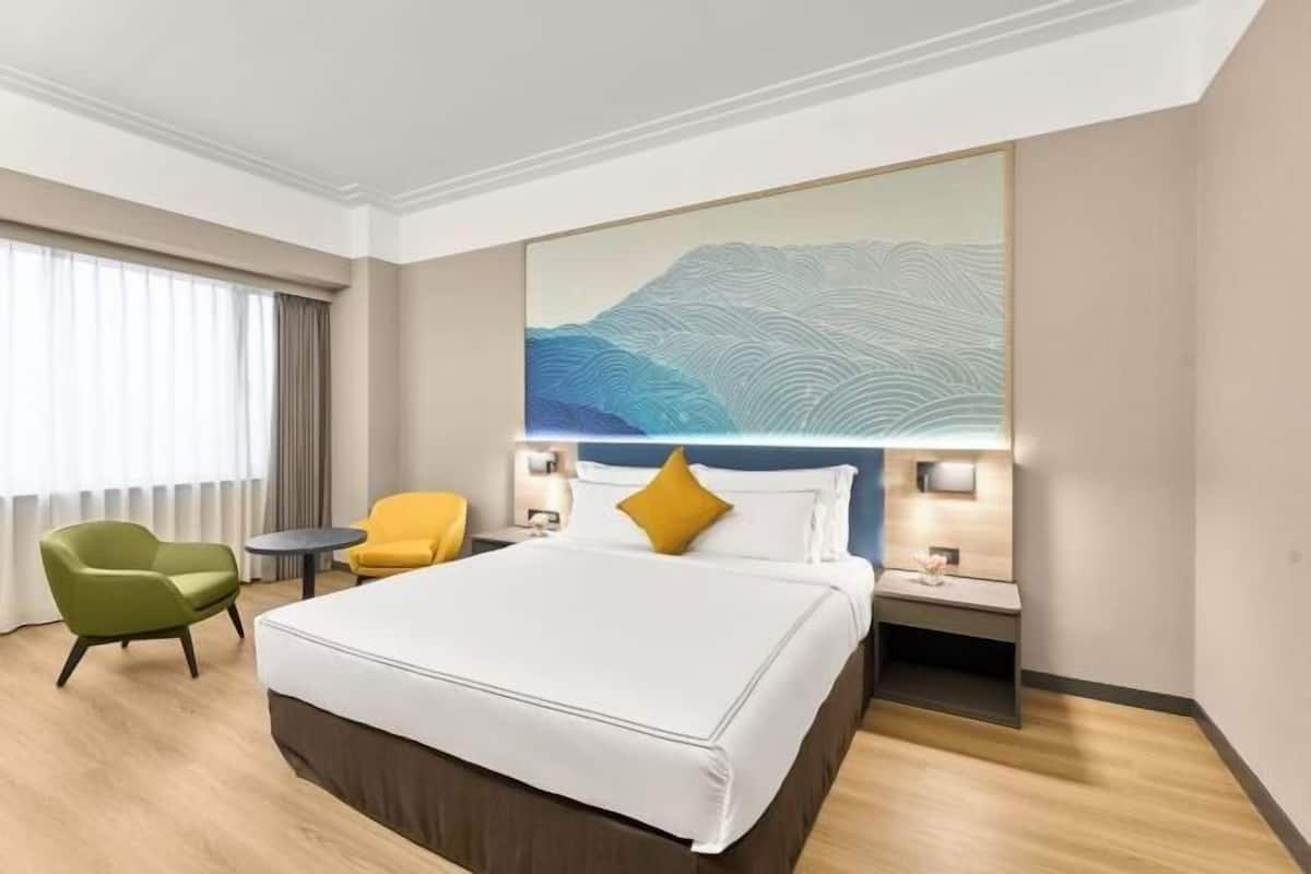 Minibar, in-room safe, desk, laptop workspace