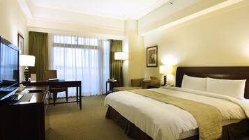 Minibar, in-room safe, desk, laptop workspace