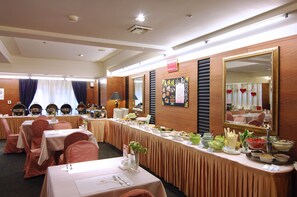 Daily buffet breakfast for a fee