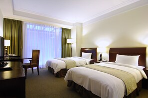 Superior Twin Room, 2 Twin Beds | Minibar, in-room safe, desk, laptop workspace