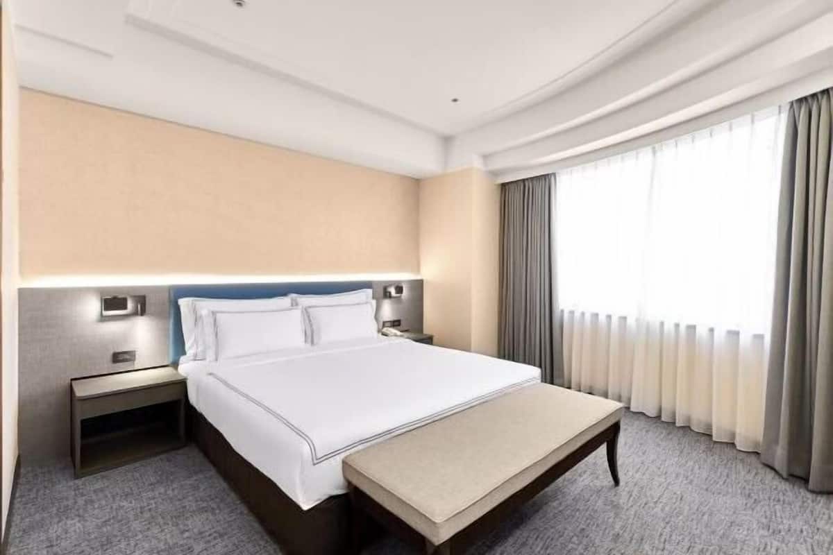 Minibar, in-room safe, desk, laptop workspace