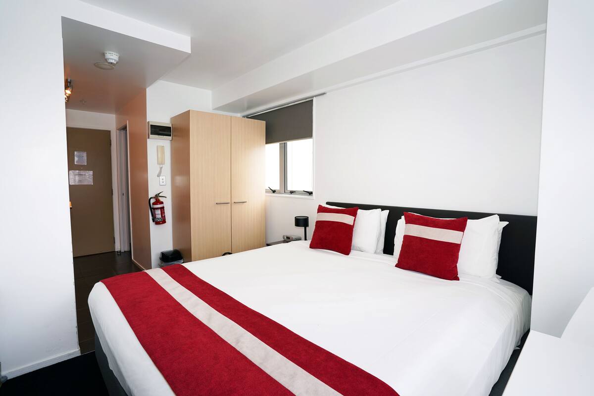 Studio Budget | In-room safe, blackout drapes, iron/ironing board, WiFi (free)