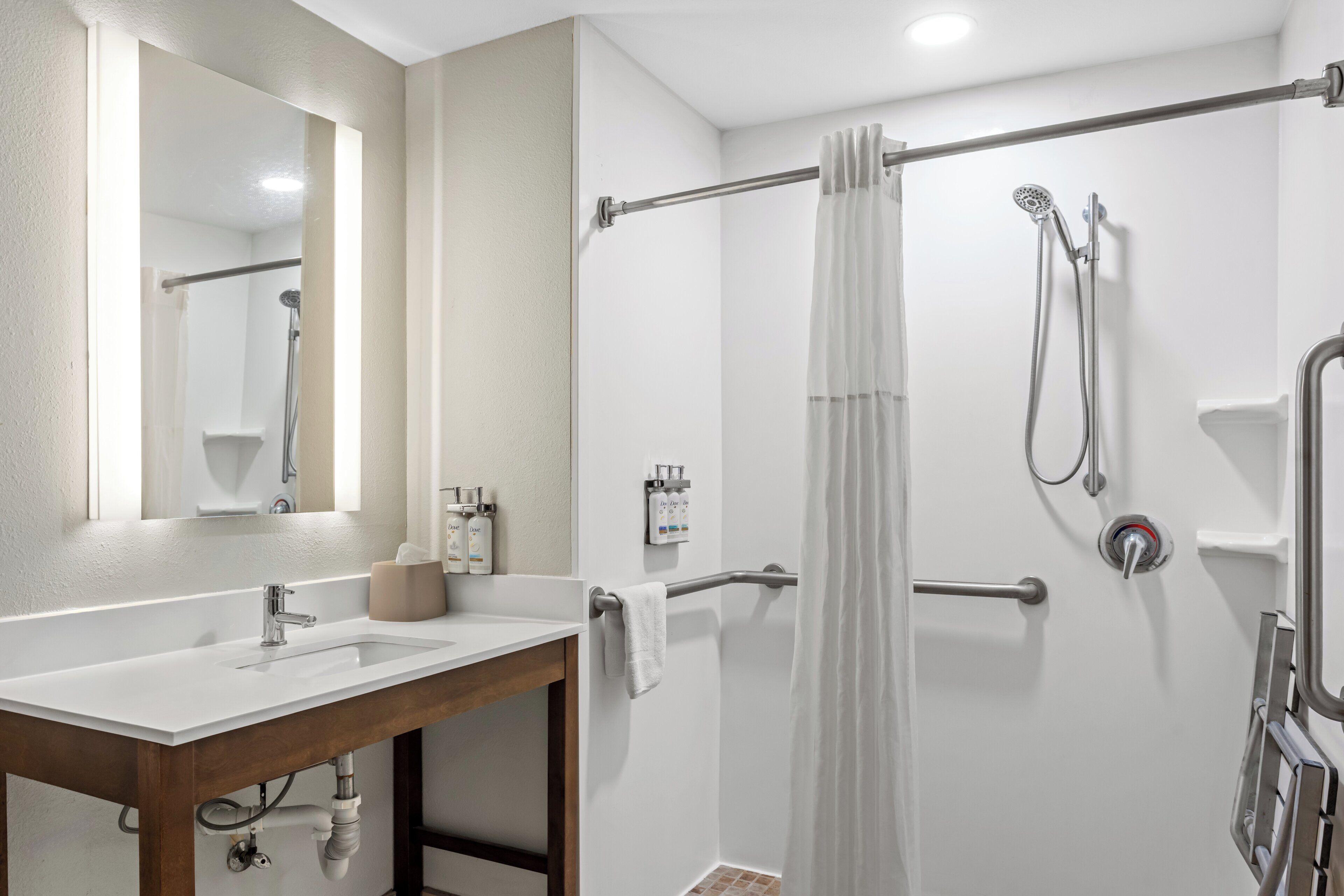 Photo - Holiday Inn Express  & Suites Savannah  Midtown