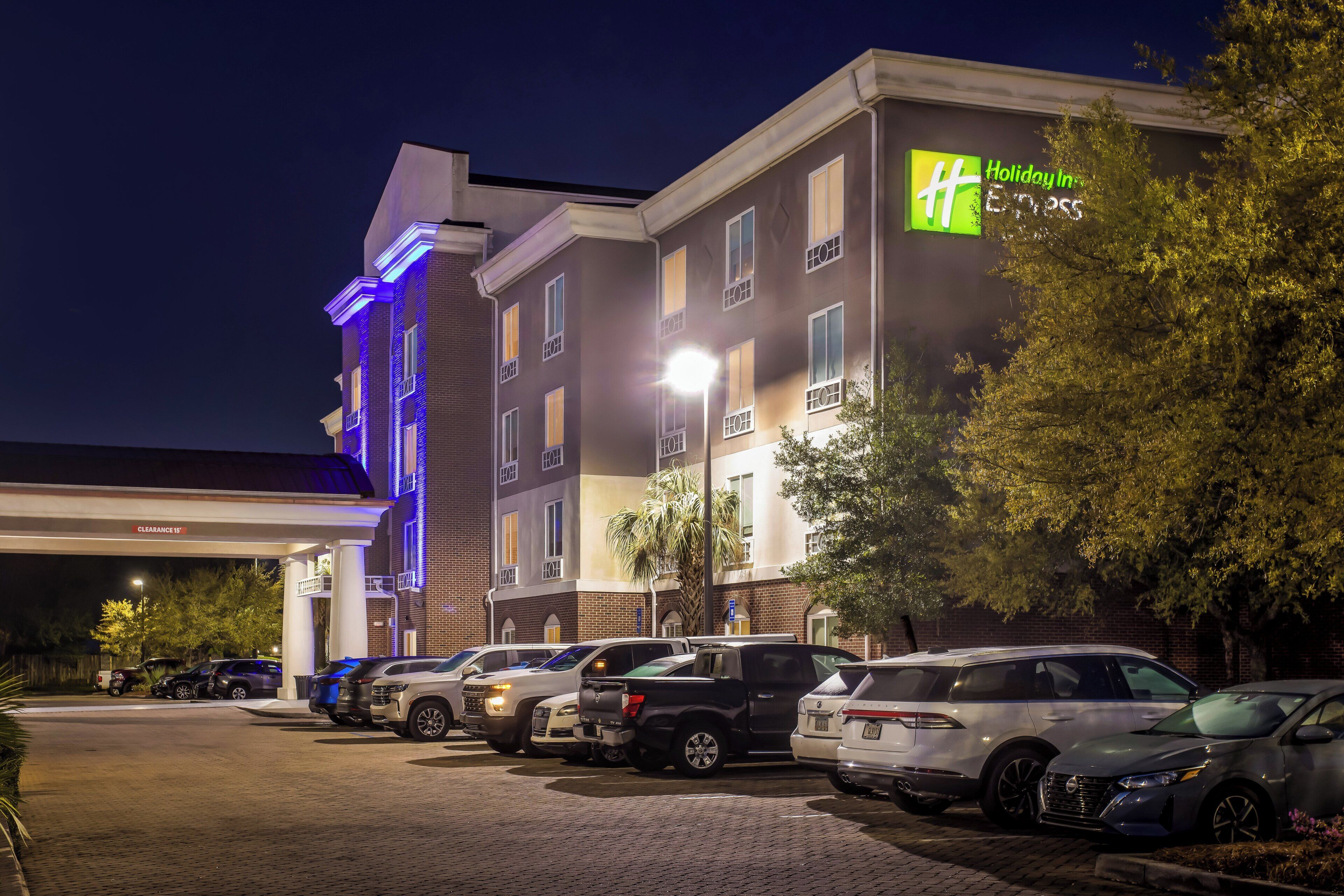 Photo - Holiday Inn Express  & Suites Savannah  Midtown