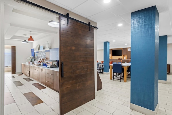 Free daily buffet breakfast  - Holiday Inn Express and Suites Savannah - Midtown by IHG (Savannah)