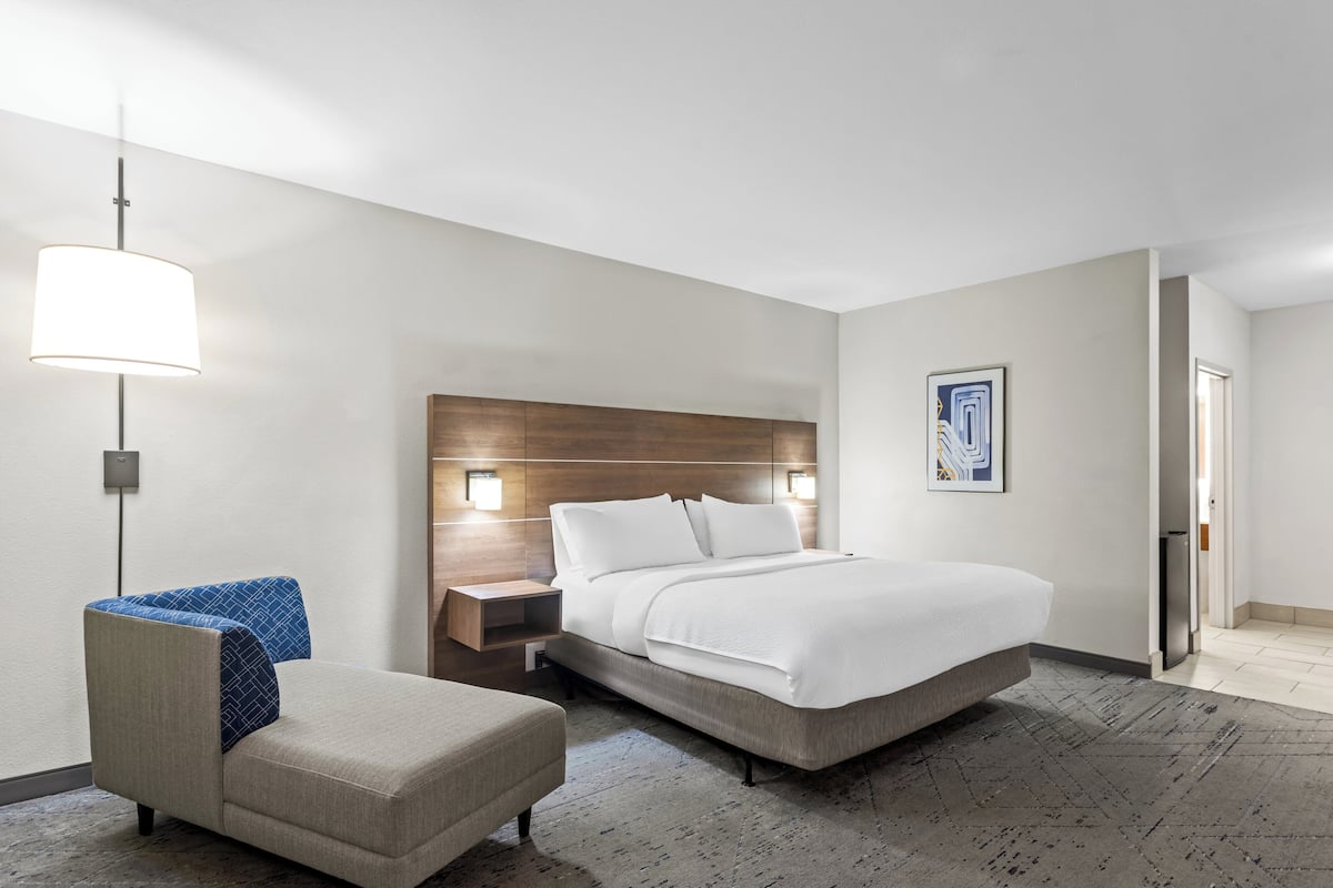 Standard Room, 1 King Bed | Premium bedding, in-room safe, desk, iron/ironing board
