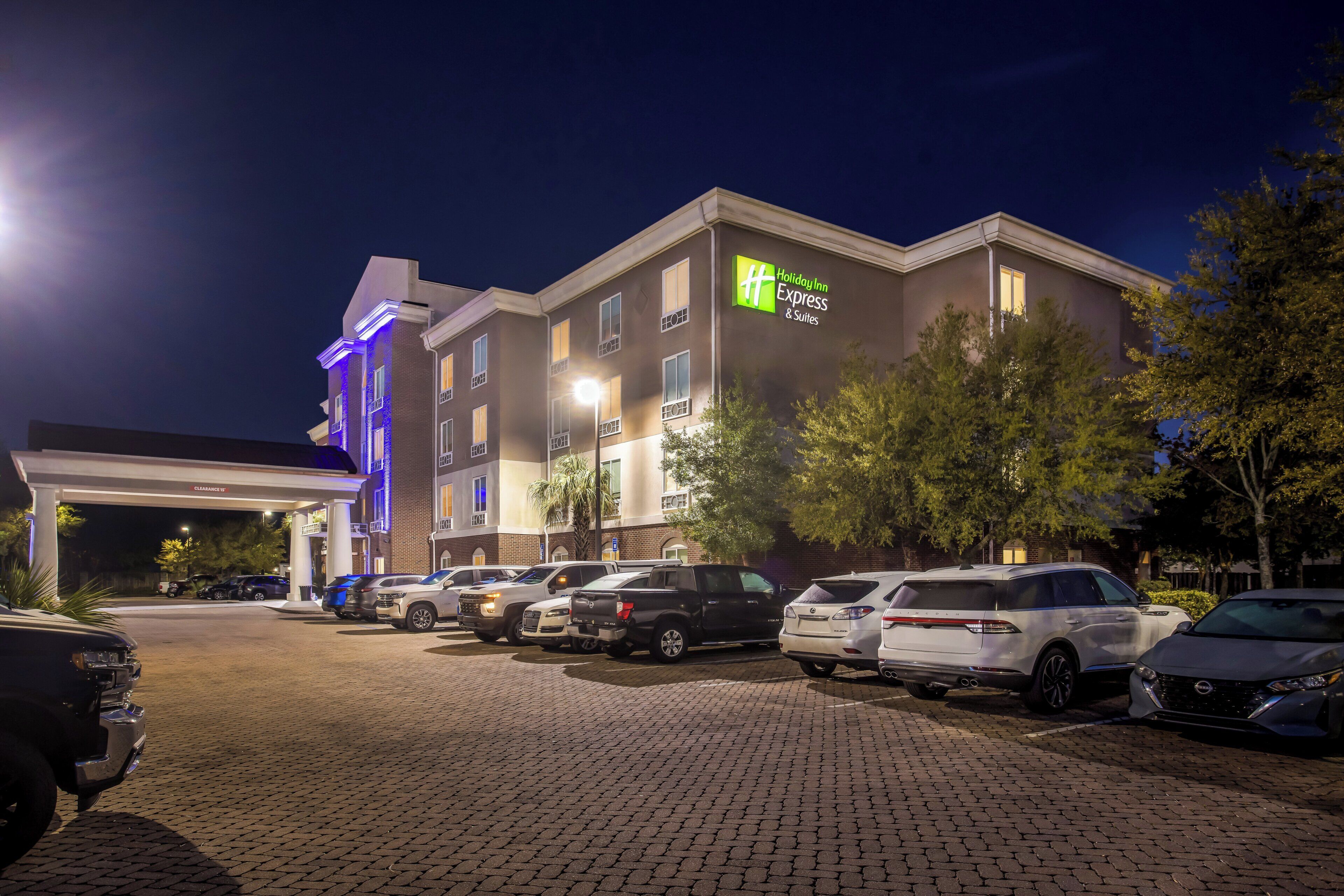 Photo - Holiday Inn Express  & Suites Savannah  Midtown