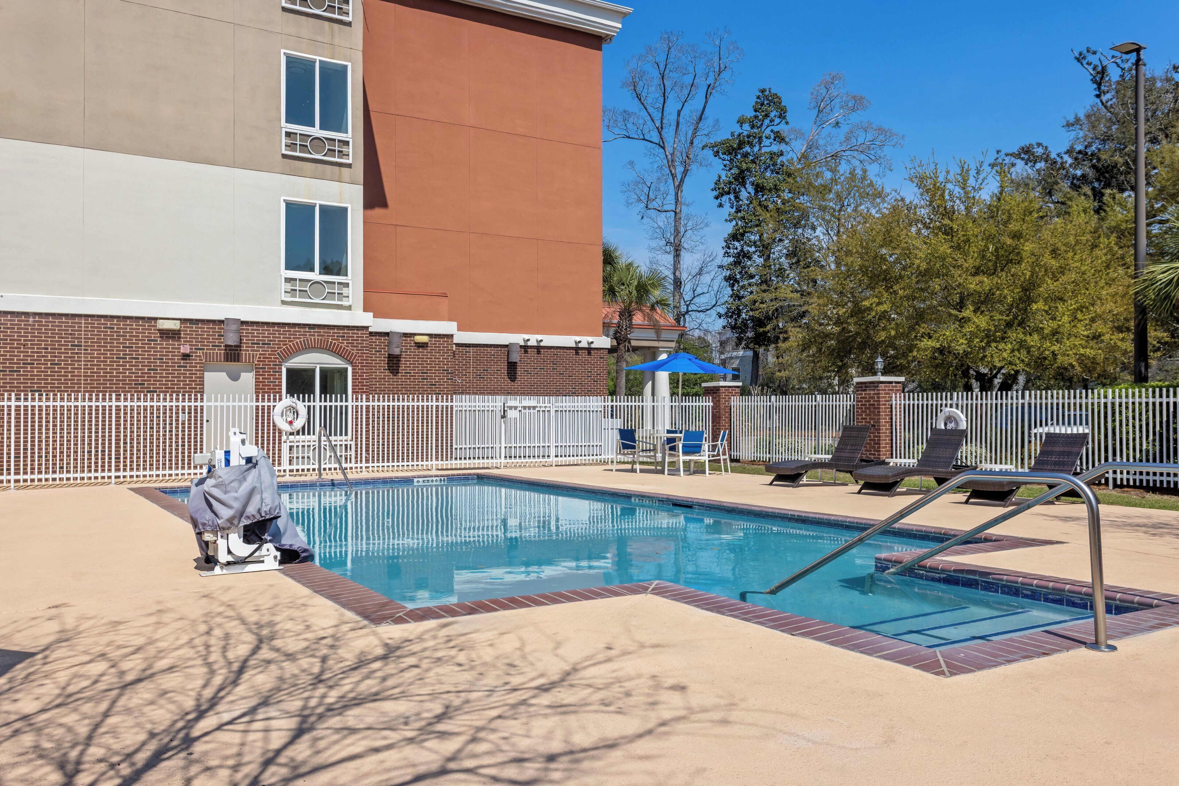 Photo - Holiday Inn Express  & Suites Savannah  Midtown