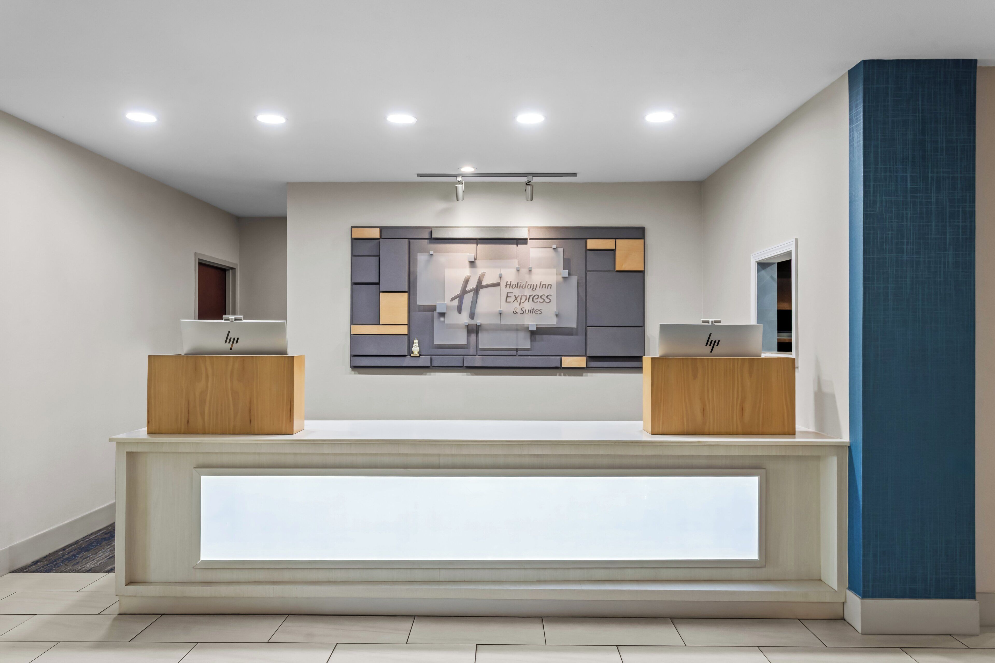 Photo - Holiday Inn Express  & Suites Savannah  Midtown