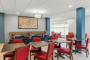 بوفيه فطور مجانًا يوميًا