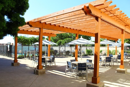 Terrace/patio. Holiday Inn Express & Suites Napa American Canyon by IHG