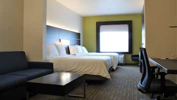 Una habitación de hotel con cama, sofá, escritorio y silla.