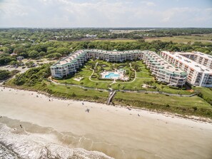 En la playa y playa de arena blanca 
