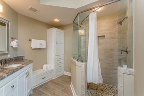 3 Bedroom Condo | Salle de bain | Baignoire relaxante profonde, articles de toilette gratuits