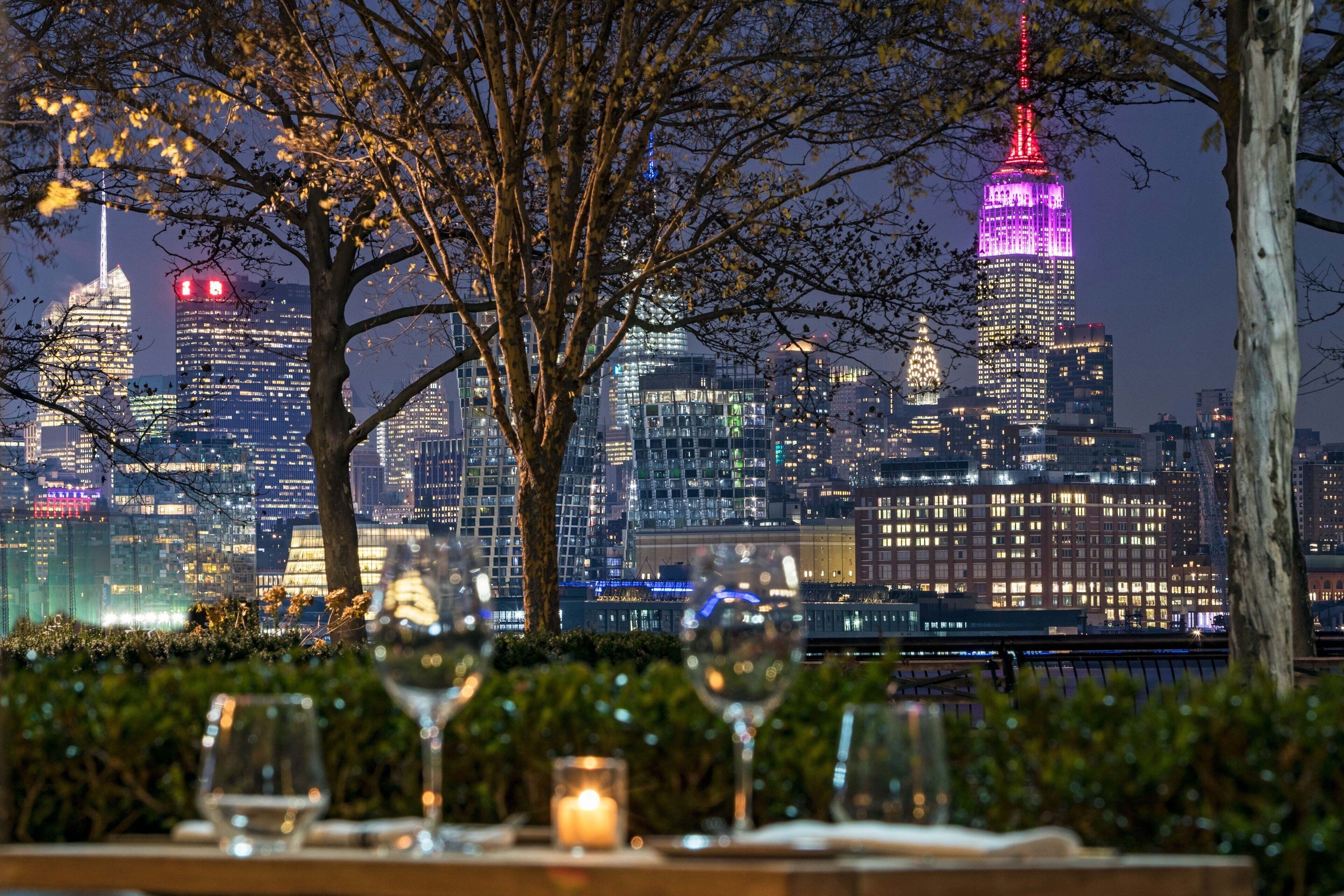 2 restaurants, breakfast, lunch, dinner served; american cuisine