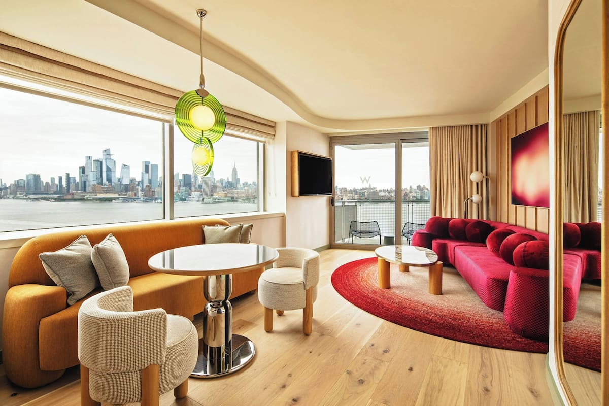 Fantastic Room, Junior-Suite, 1 Schlafzimmer, Flussblick | Wohnzimmer | 50-Zoll-LCD-Fernseher mit Satellitenempfang, Fernseher