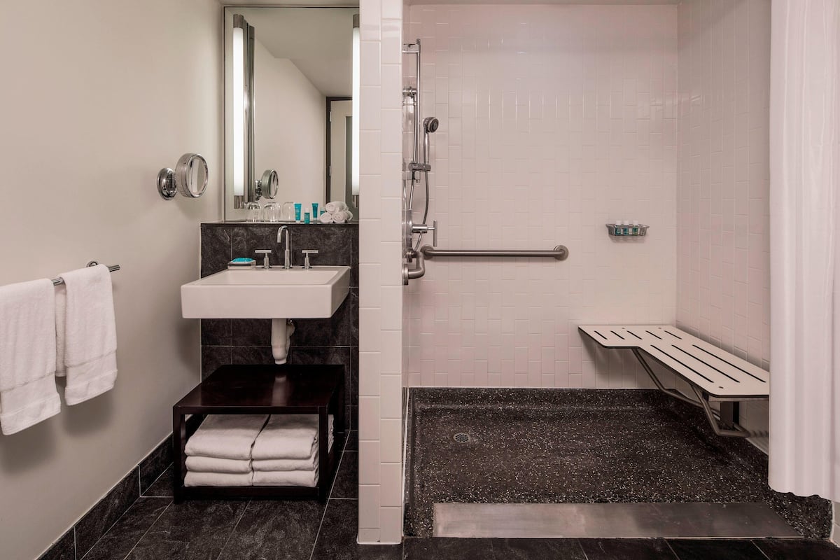 Dusche, kostenlose Toilettenartikel, Haartrockner, Bademäntel