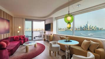 Suite – junior, 1 soverom, balkong, elveutsikt (Urban) | Oppholdsrom | En 50-tommers LCD-TV med Parabol-TV samt TV og iPod-dokkingstasjon