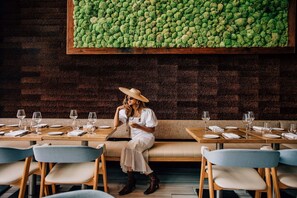 2 restaurants; breakfast, lunch, dinner and brunch served  - W Hoboken (Hoboken)