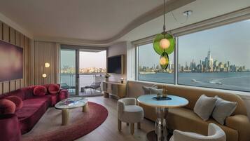 Fantastic Room, Suite junior, 1 habitación, vista al río | Área de sala de estar | Televisión LCD de 50 pulgadas con canales vía satélite y televisión