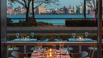 2 restaurants; breakfast, lunch, dinner and brunch served