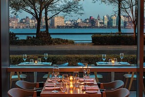 2 restaurants; breakfast, lunch, dinner, and brunch served - W Hoboken (Hoboken)