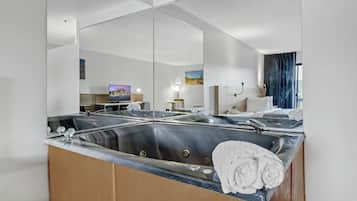 Rom, 1 kingsize-seng, utsikt mot innsjø | Strykejern/-brett, wi-fi (inkludert) og sengetøy