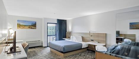Une chambre d’hôtel avec un lit, un bureau et une baignoire.