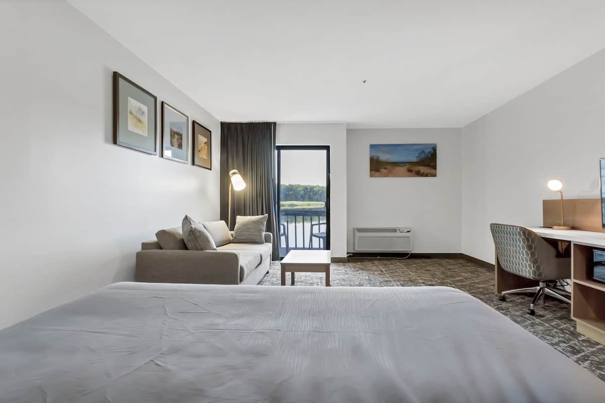 Standaard kamer, 1 kingsize bed, uitzicht op meer | Een strijkplank/strijkijzer, gratis wifi, beddengoed