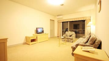 Suite - hjørneværelse | Opholdsområde | Fladskærms-tv