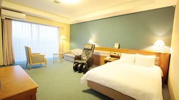 Desk, soundproofing, free WiFi, bed sheets